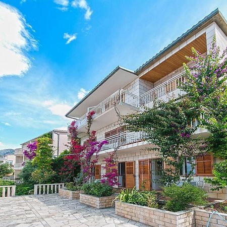 Apartments And Rooms By The Sea Brela, Makarska - 2752 エクステリア 写真