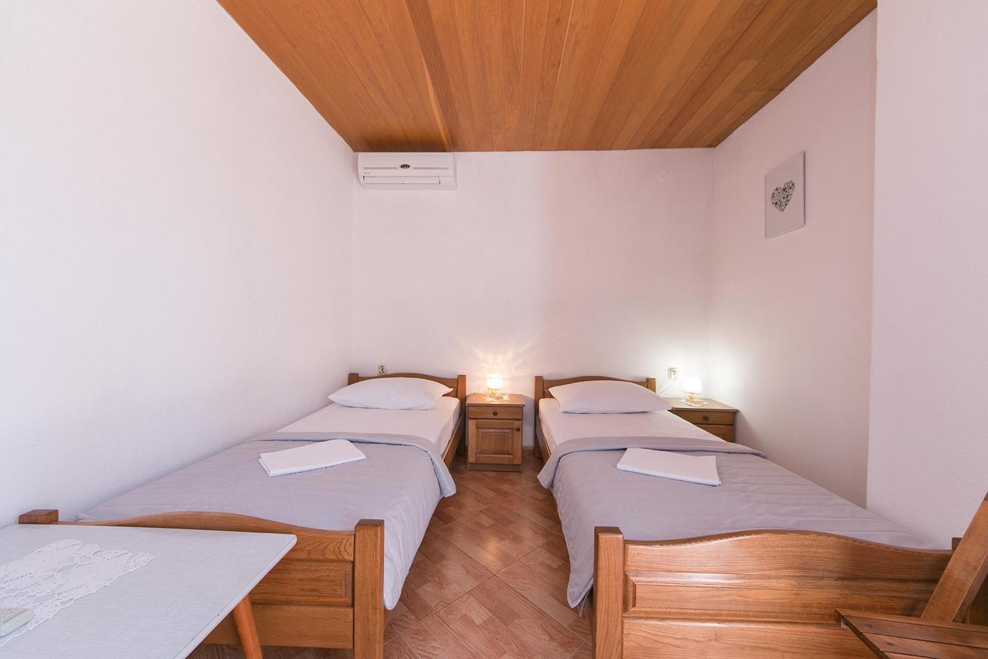 Apartments And Rooms By The Sea Brela, Makarska - 2752 エクステリア 写真