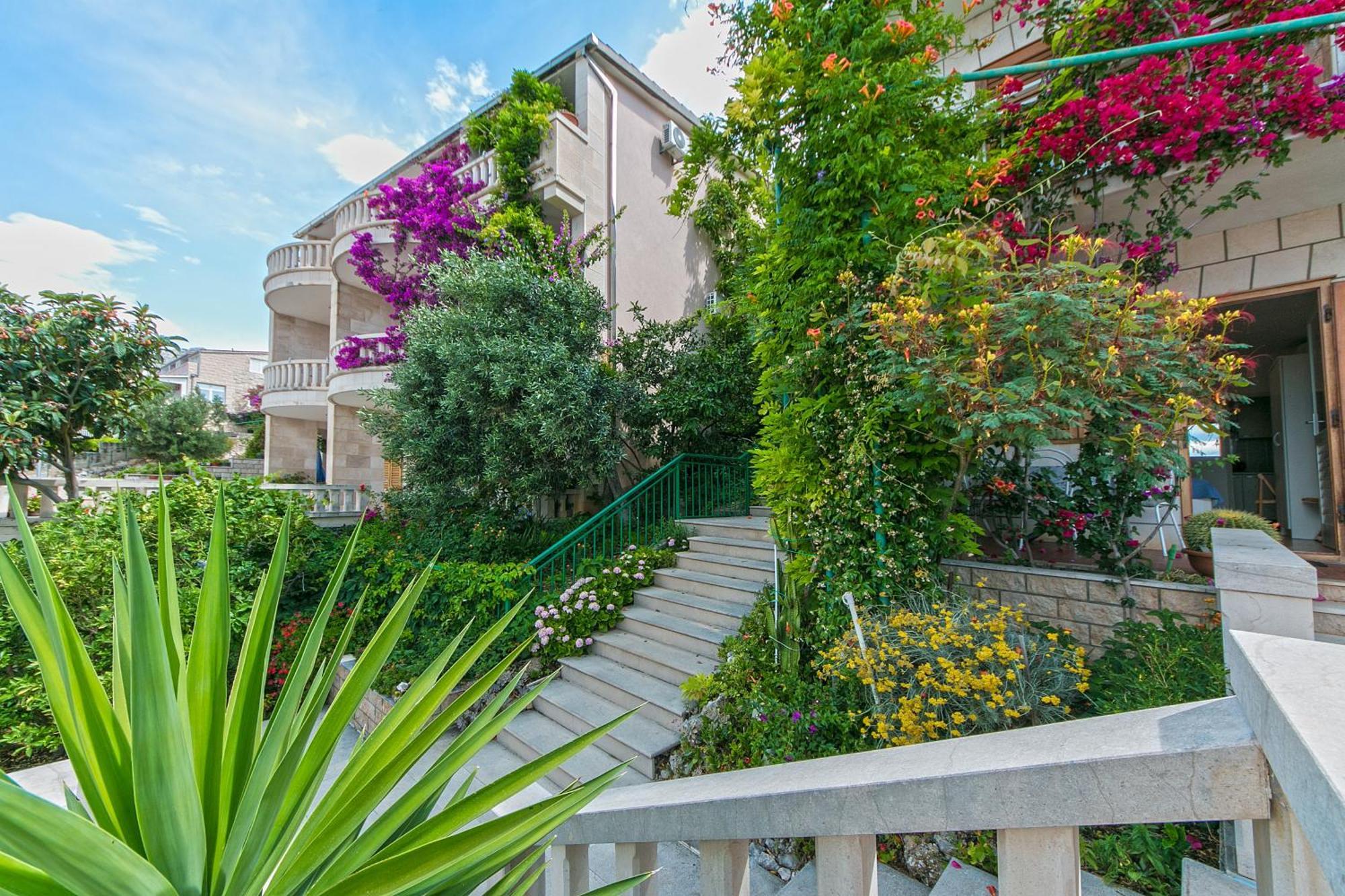 Apartments And Rooms By The Sea Brela, Makarska - 2752 エクステリア 写真